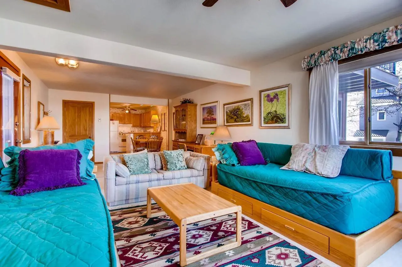 Ski-in Ski-out Private Balcony & Fireplace *