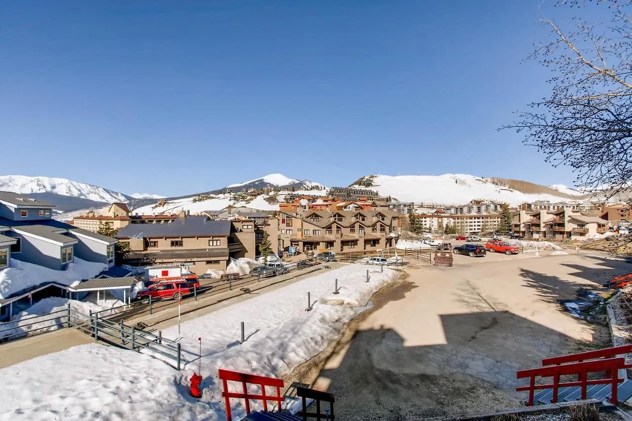 Ski-in Ski-out Private Balcony & Fireplace *