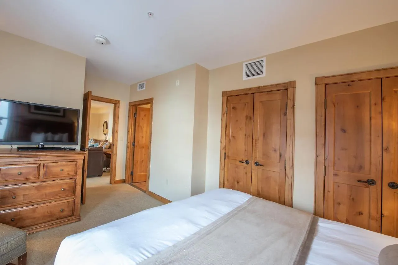 Comfortable 1 Bedroom - Slopeside Apartment