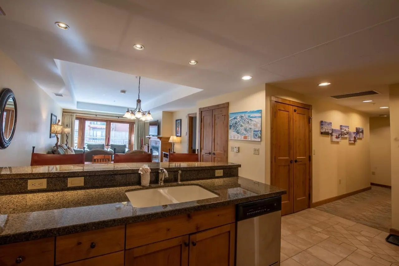 Comfortable & Spacious 2 Bedroom Unit In Mountaineer Square Apartment *