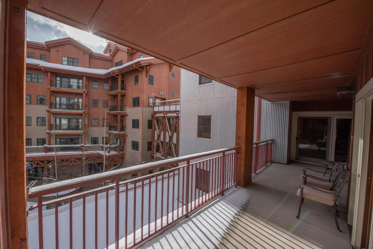 Comfortable & Spacious 2 Bedroom Unit In Mountaineer Square Apartment