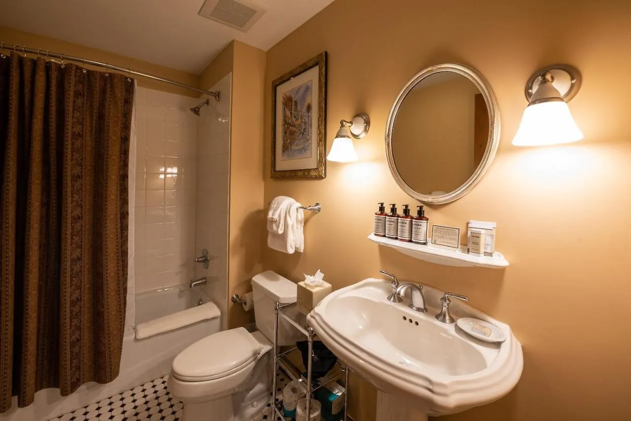 Apartment Two Bedroom With A Balcony In Mountaineer Square