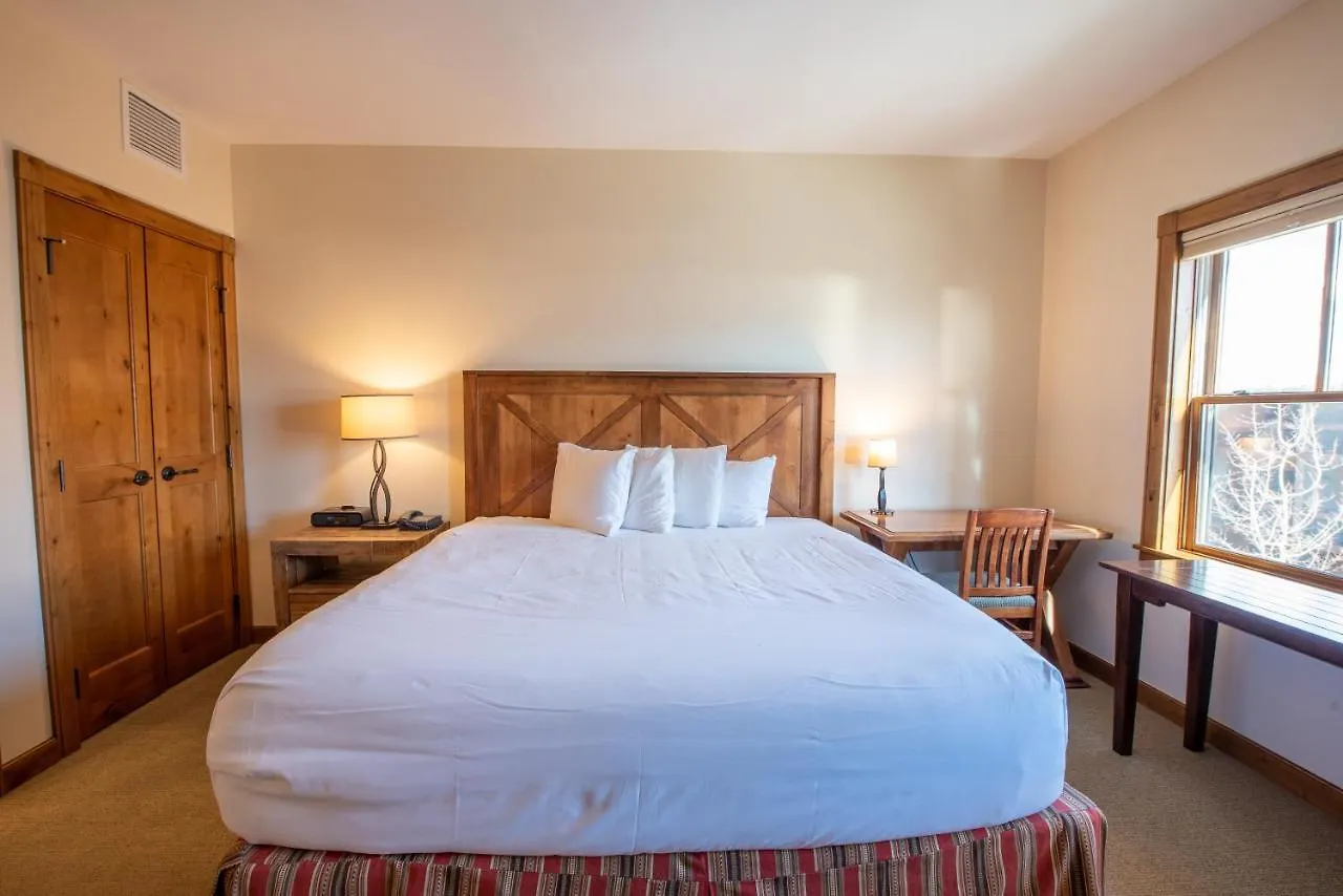 Beautifully Renovated Two Bedroom With A Balcony In Mountaineer Square