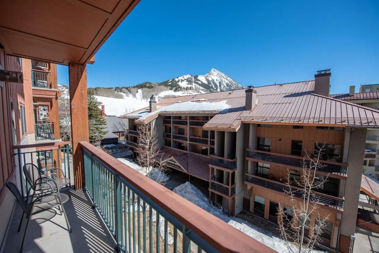 Beautifully Renovated Two Bedroom With A Balcony In Mountaineer Square Apartment