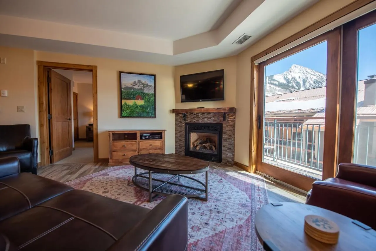 Apartment Beautifully Renovated Two Bedroom With A Balcony In Mountaineer Square