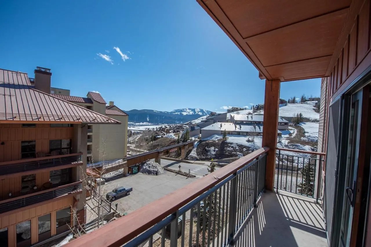 Beautifully Renovated Two Bedroom With A Balcony In Mountaineer Square Apartment