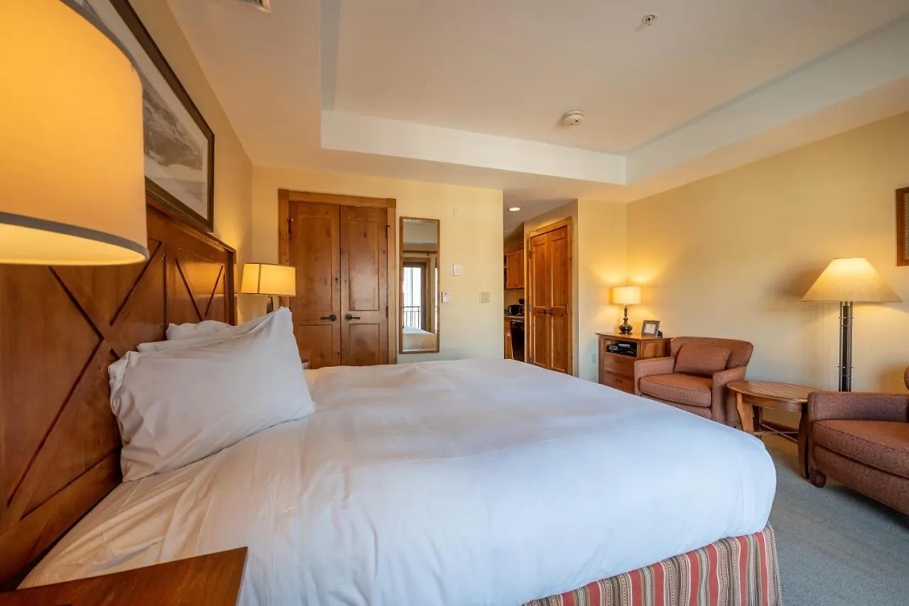 Comfortable Efficiency Unit With Balcony Over Mountaineer Square Apartment
