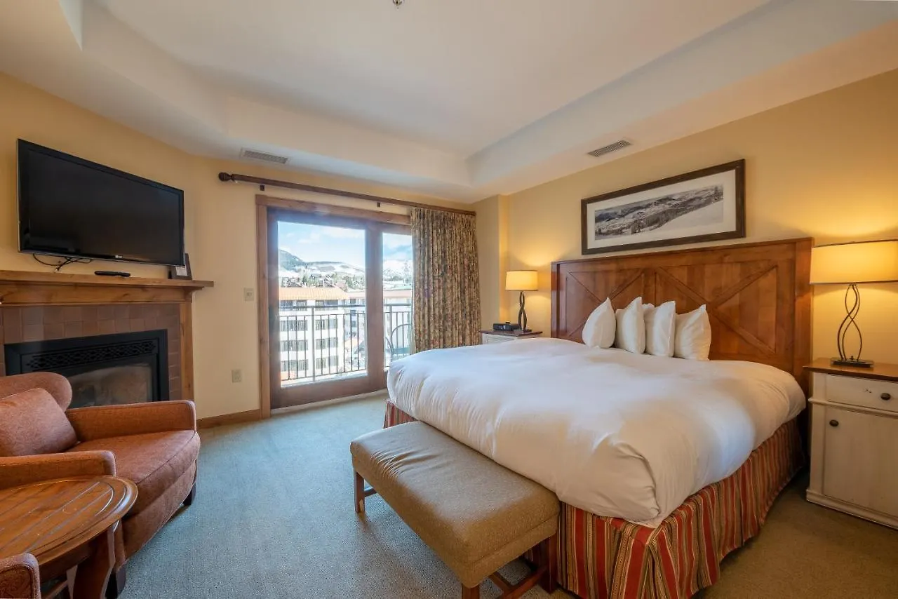 Comfortable Efficiency Unit With Balcony Over Mountaineer Square Apartment
