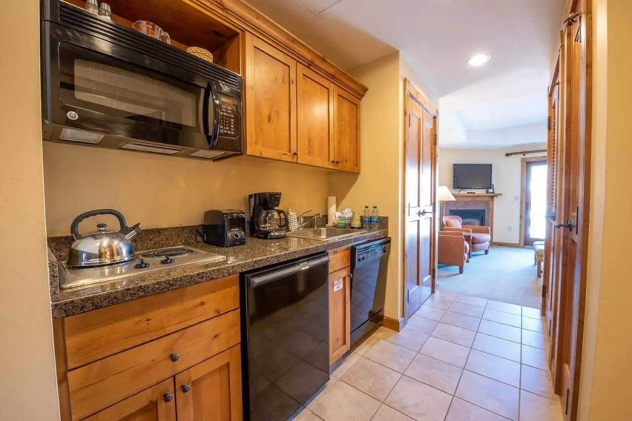 Comfortable Efficiency Unit With Balcony Over Mountaineer Square