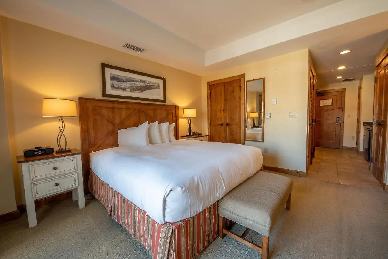 Comfortable Efficiency Unit With Balcony Over Mountaineer Square *