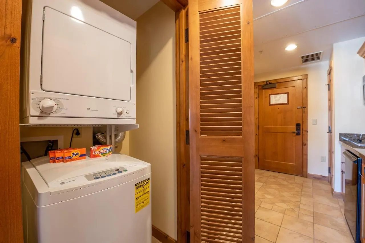 Comfortable Efficiency Unit With Balcony Over Mountaineer Square Apartment