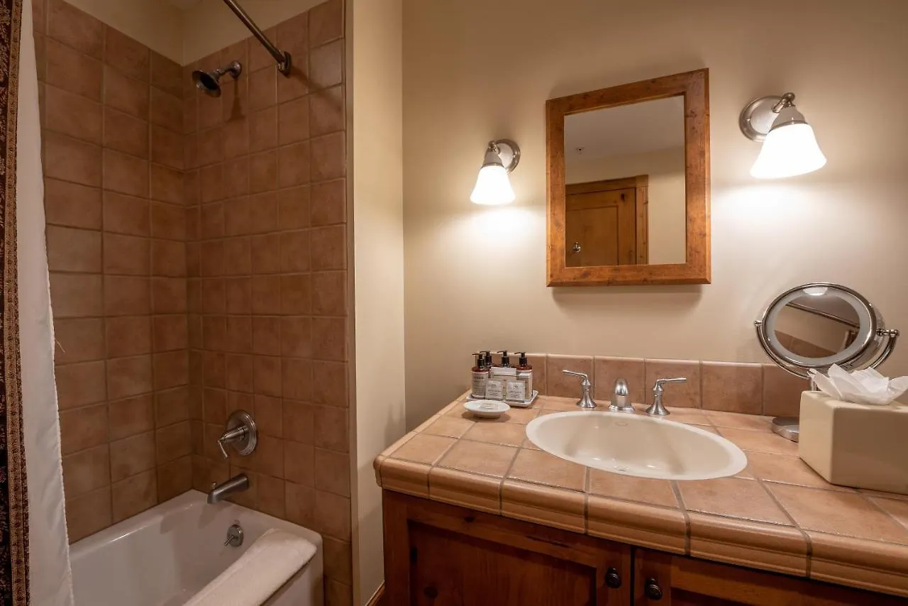 Comfortable Efficiency Unit With Balcony Over Mountaineer Square *