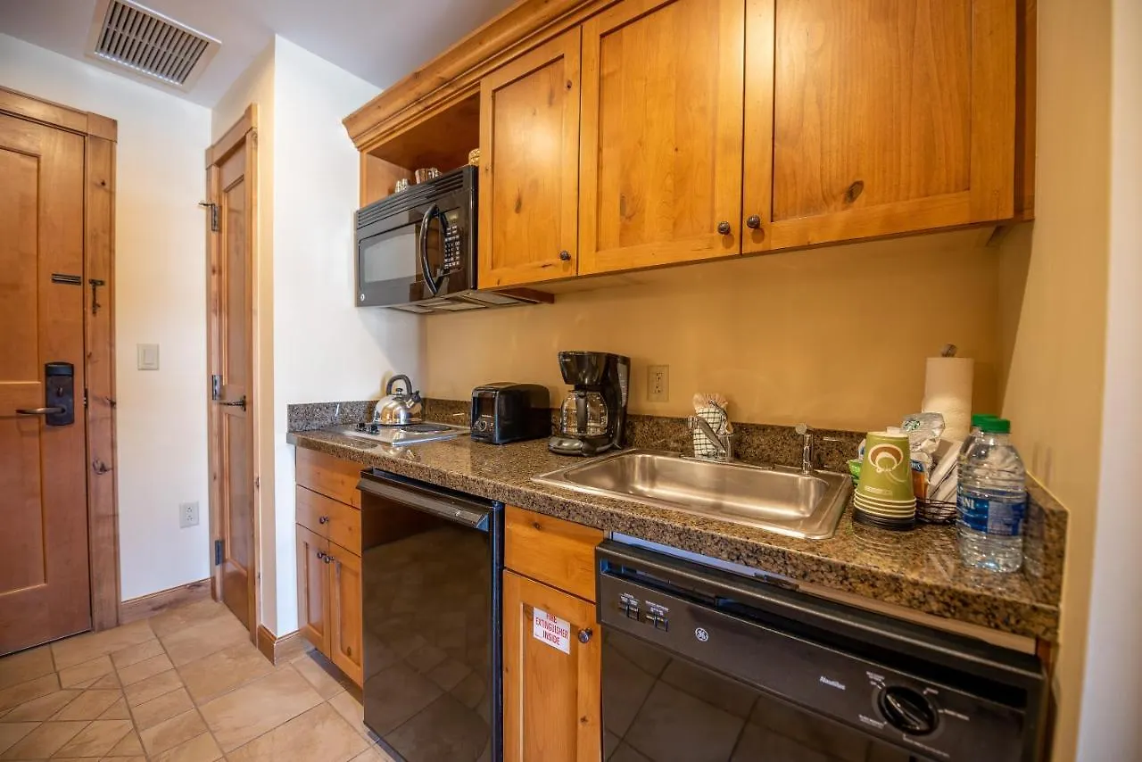 Comfortable Efficiency Unit With Balcony Over Mountaineer Square *