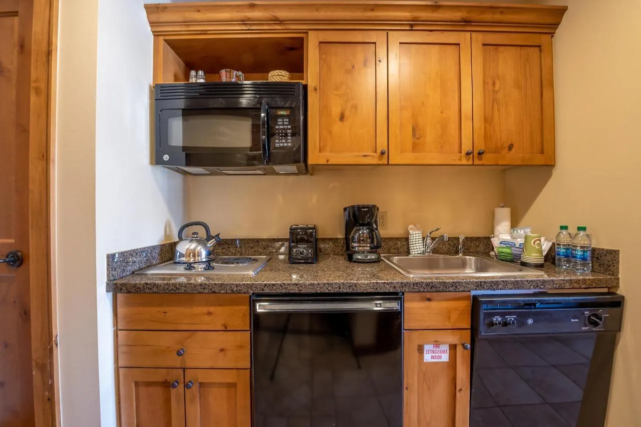 Comfortable Efficiency Unit With Balcony Over Mountaineer Square