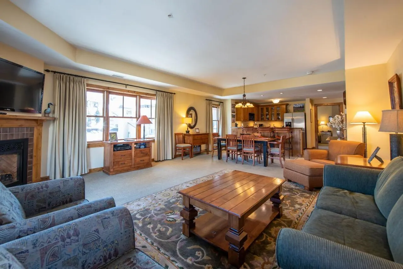 Two Bedroom With Balcony Over Mountaineer Square - Just Steps From The Slopes! Apartment *