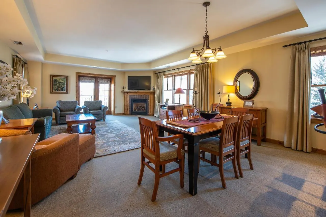 Two Bedroom With Balcony Over Mountaineer Square - Just Steps From The Slopes! Apartment