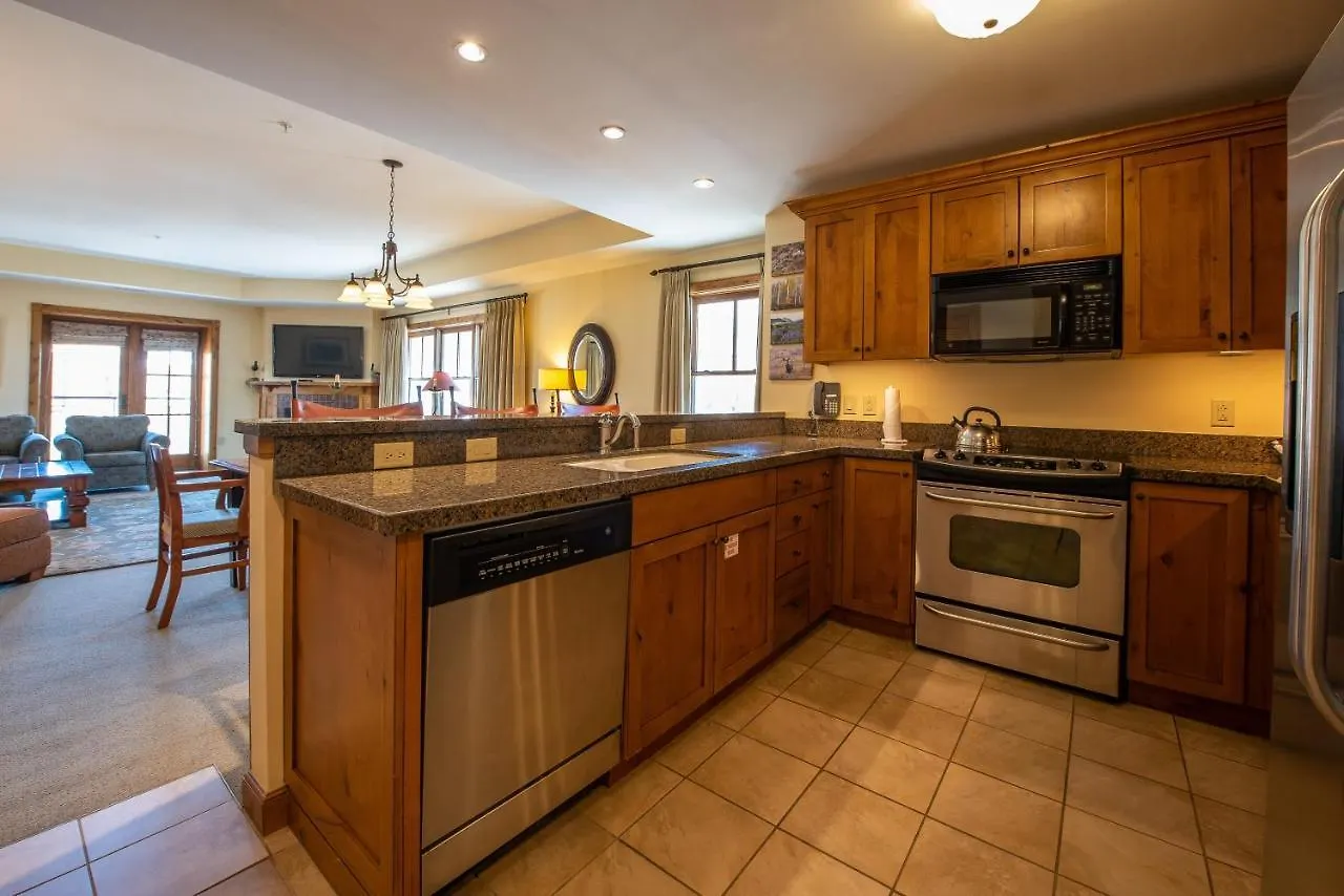 Two Bedroom With Balcony Over Mountaineer Square - Just Steps From The Slopes! Apartment
