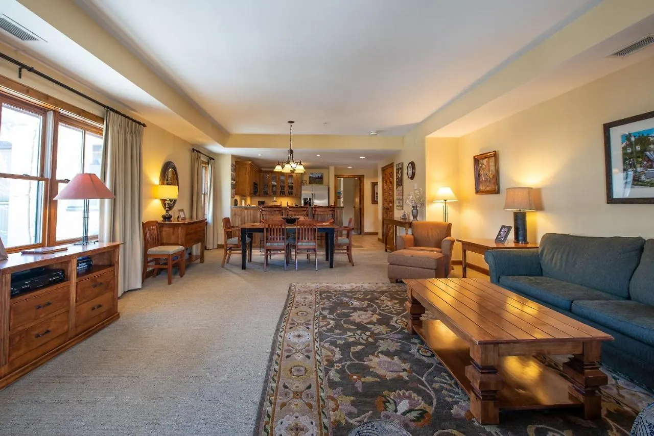 Two Bedroom With Balcony Over Mountaineer Square - Just Steps From The Slopes! Apartment