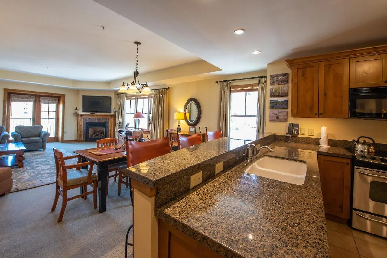Two Bedroom With Balcony Over Mountaineer Square - Just Steps From The Slopes! Crested Butte