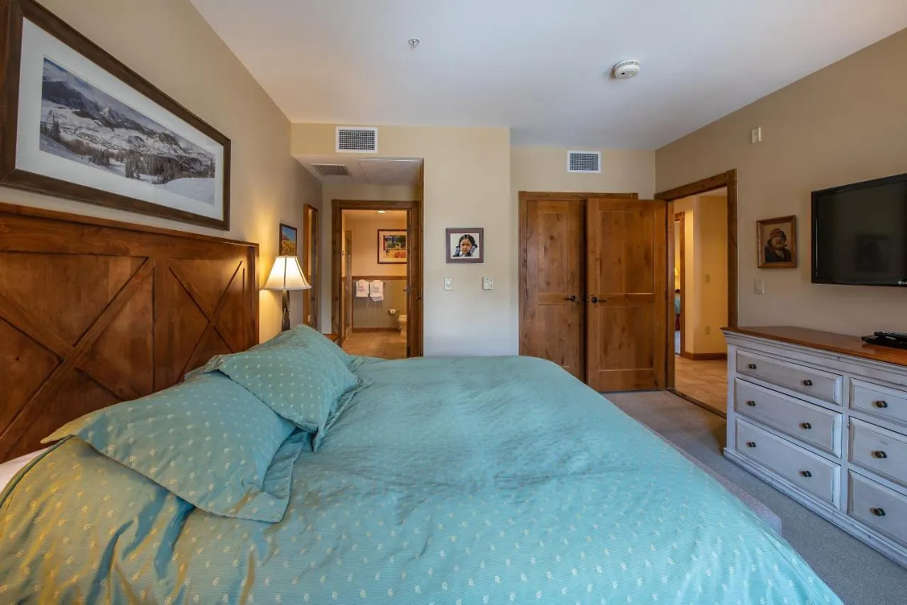 Two Bedroom With Balcony Over Mountaineer Square - Just Steps From The Slopes! * Crested Butte