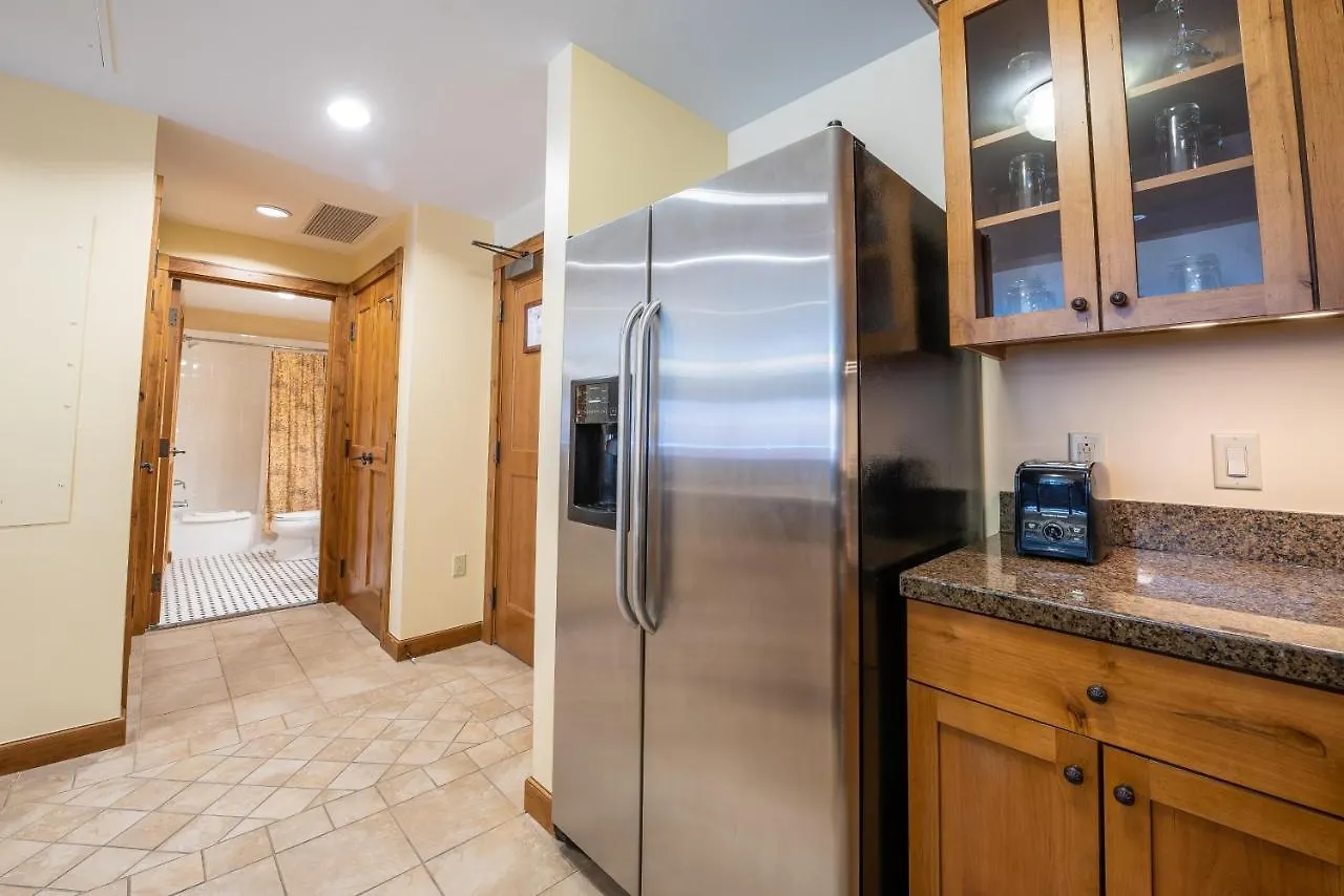 One Bedroom With Large Balcony Over Mountaineer Square Apartment *
