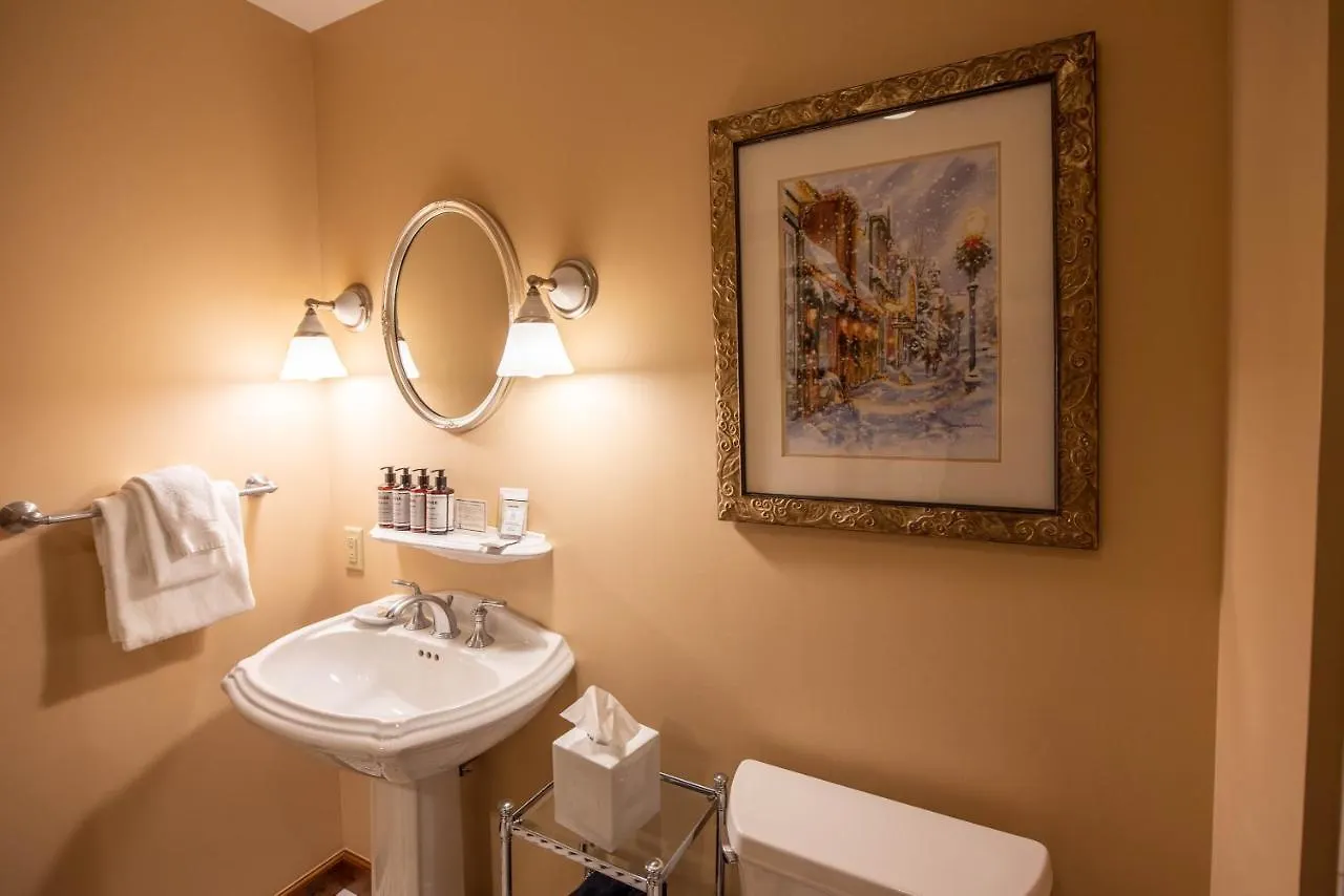 Spacious 3 Bedroom With Balcony In Mountaineer Square Apartment *