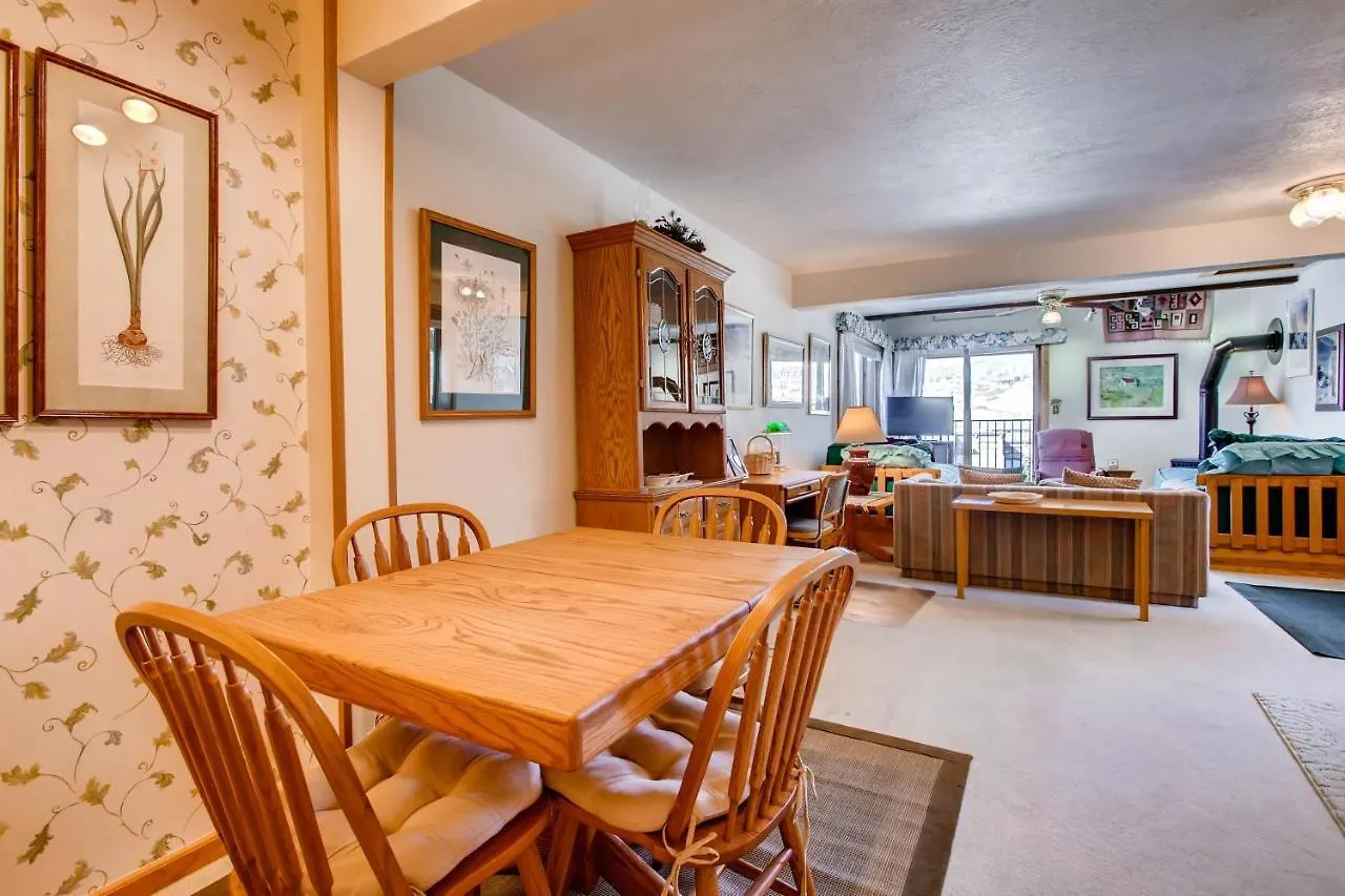 Ski-in Ski-out Private Balcony & Fireplace Apartment *