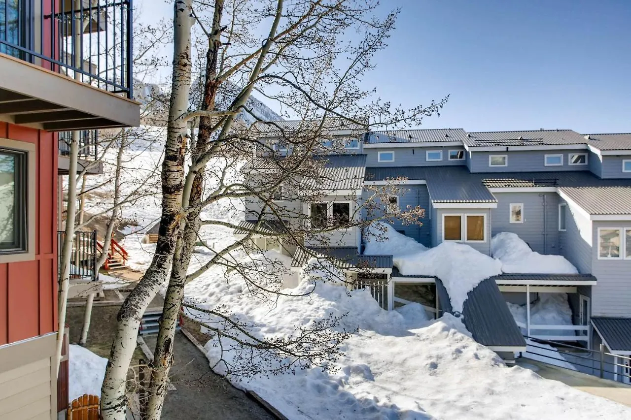Ski-in Ski-out Private Balcony & Fireplace
