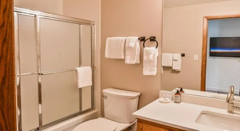 Spacious 3 Bedroom Plaza Unit With Washer Dryer Apartment *