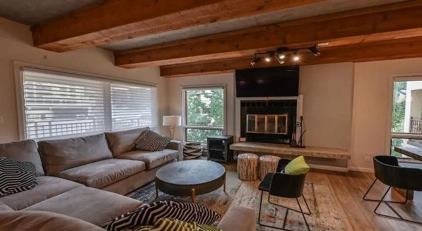 Apartment 2 Bedroom With Huge, Sectional Couch *