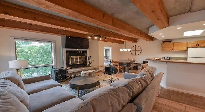 Apartment 2 Bedroom With Huge, Sectional Couch *