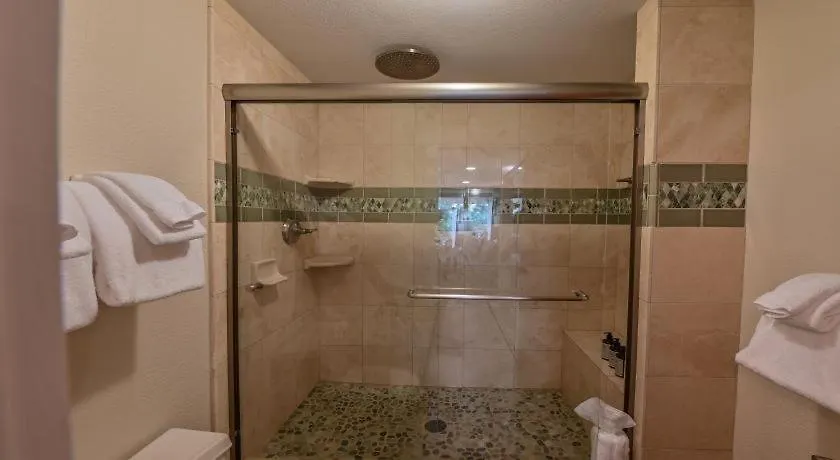 2 Bedroom With Huge, Sectional Couch Apartment