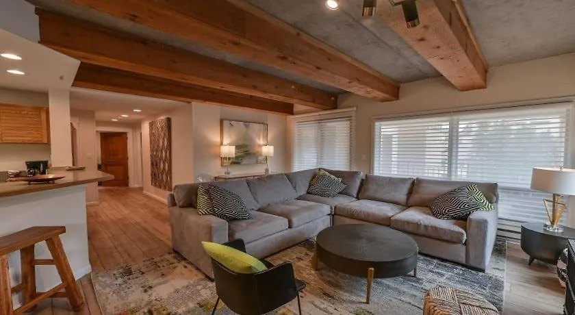 2 Bedroom With Huge, Sectional Couch