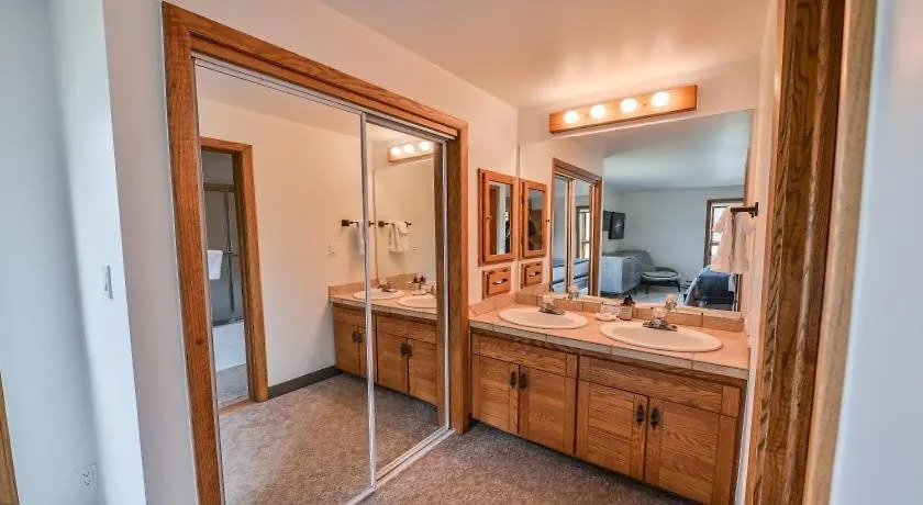Apartment Spacious 3 Bedroom Plaza Unit With Washer Dryer *