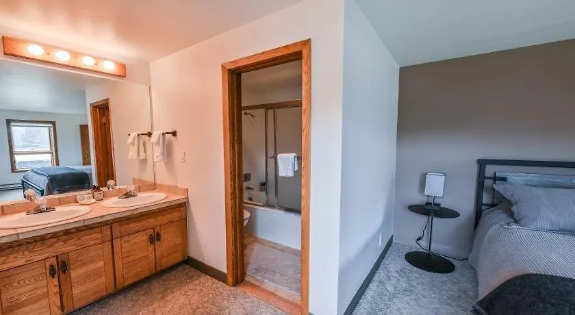 Spacious 3 Bedroom Plaza Unit With Washer Dryer Apartment