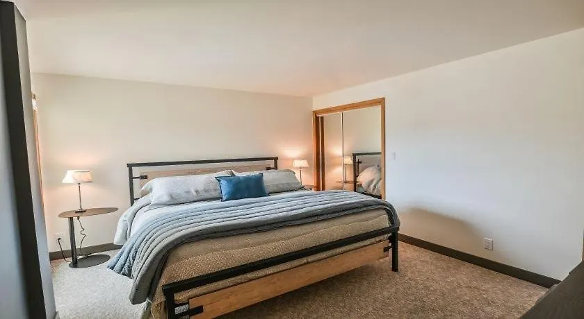 Spacious 3 Bedroom Plaza Unit With Washer Dryer *
