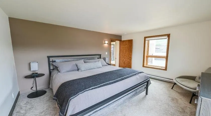 Spacious 3 Bedroom Plaza Unit With Washer Dryer Apartment