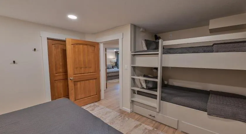 Apartment 2 Bedroom With Huge, Sectional Couch