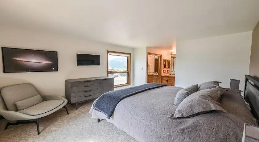 Apartment Spacious 3 Bedroom Plaza Unit With Washer Dryer