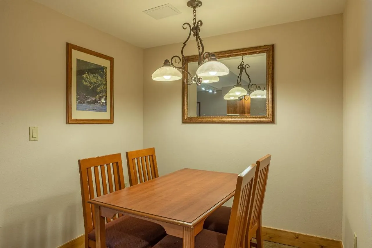 Grand 1-bedroom With 3 Queens & Close To Everything