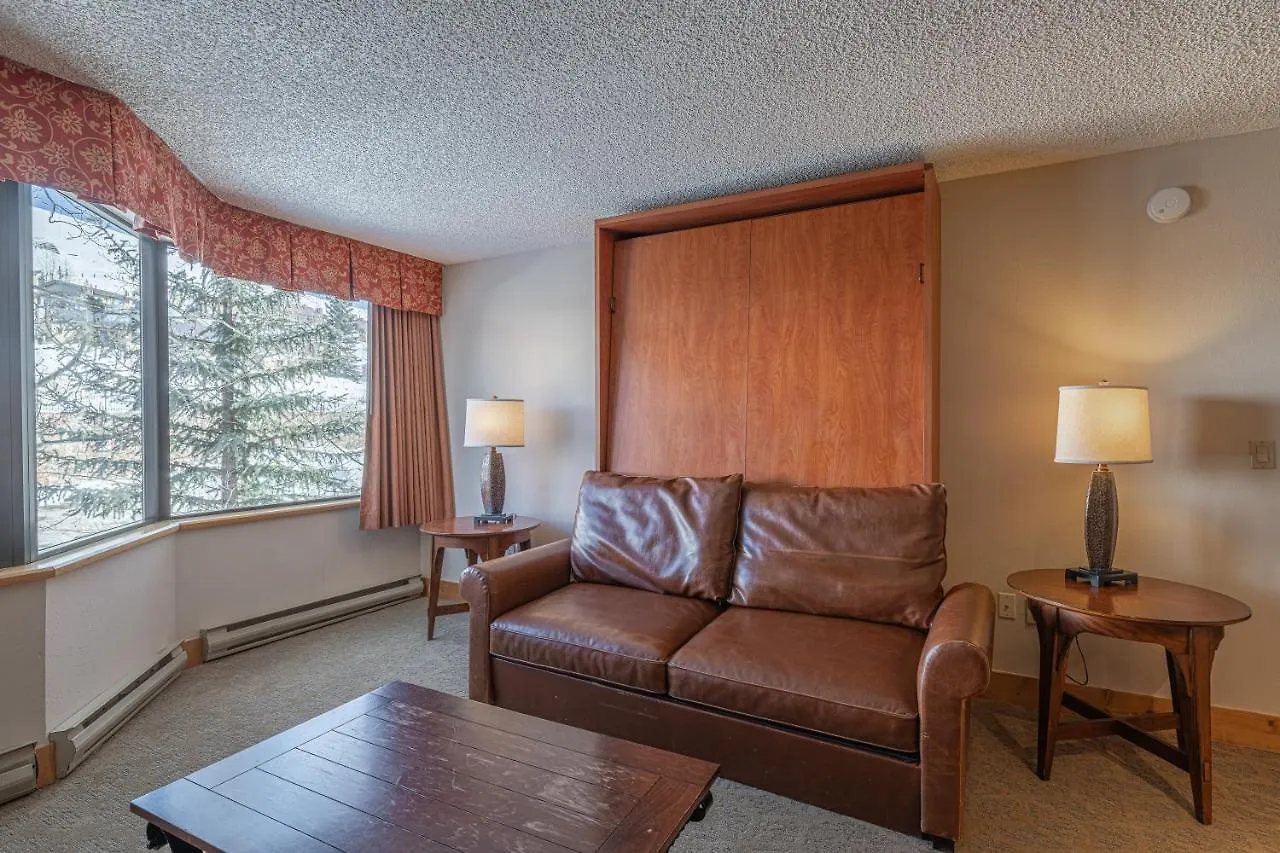 Grand 1-bedroom With 3 Queens & Close To Everything Apartment *