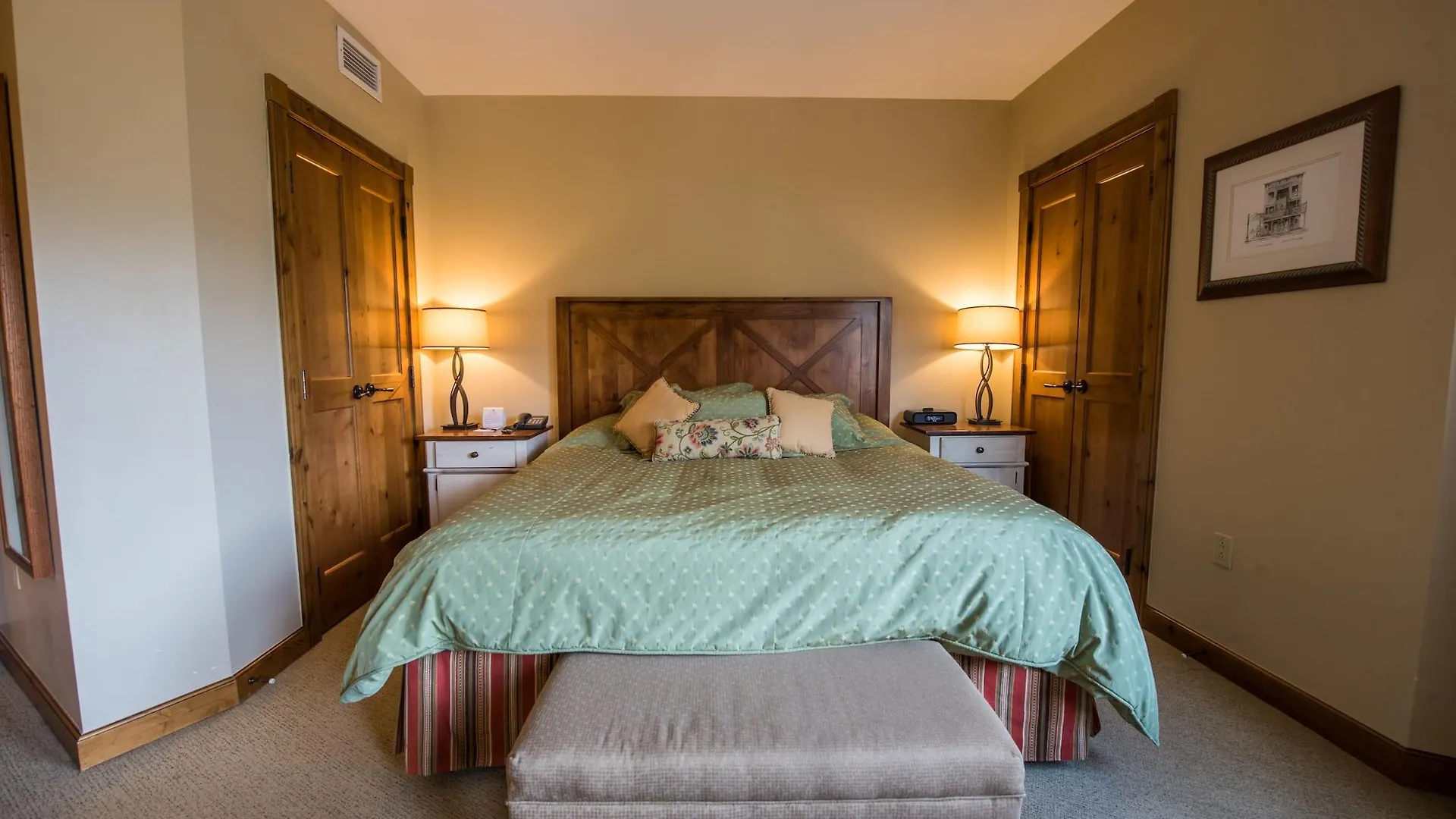 The At Mountaineer Square 4*