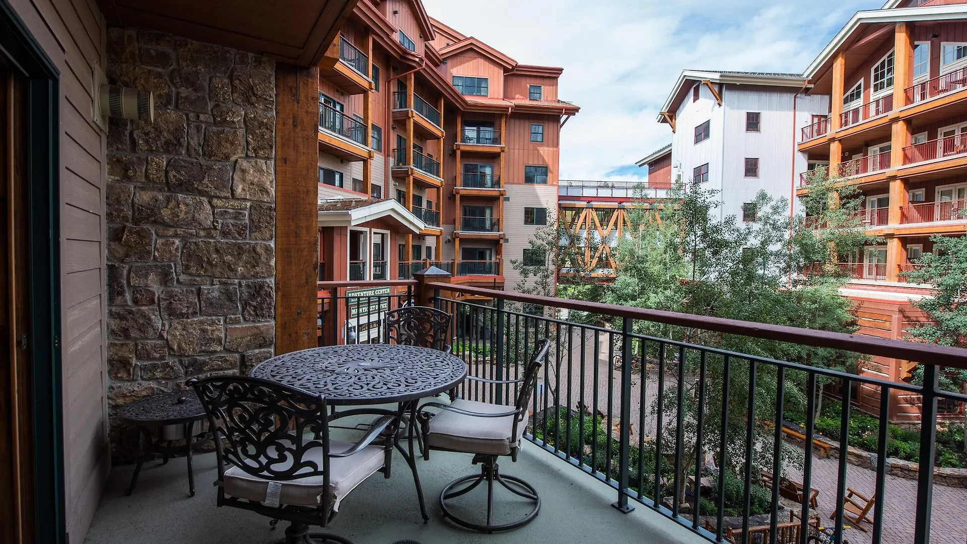 The At Mountaineer Square 4*