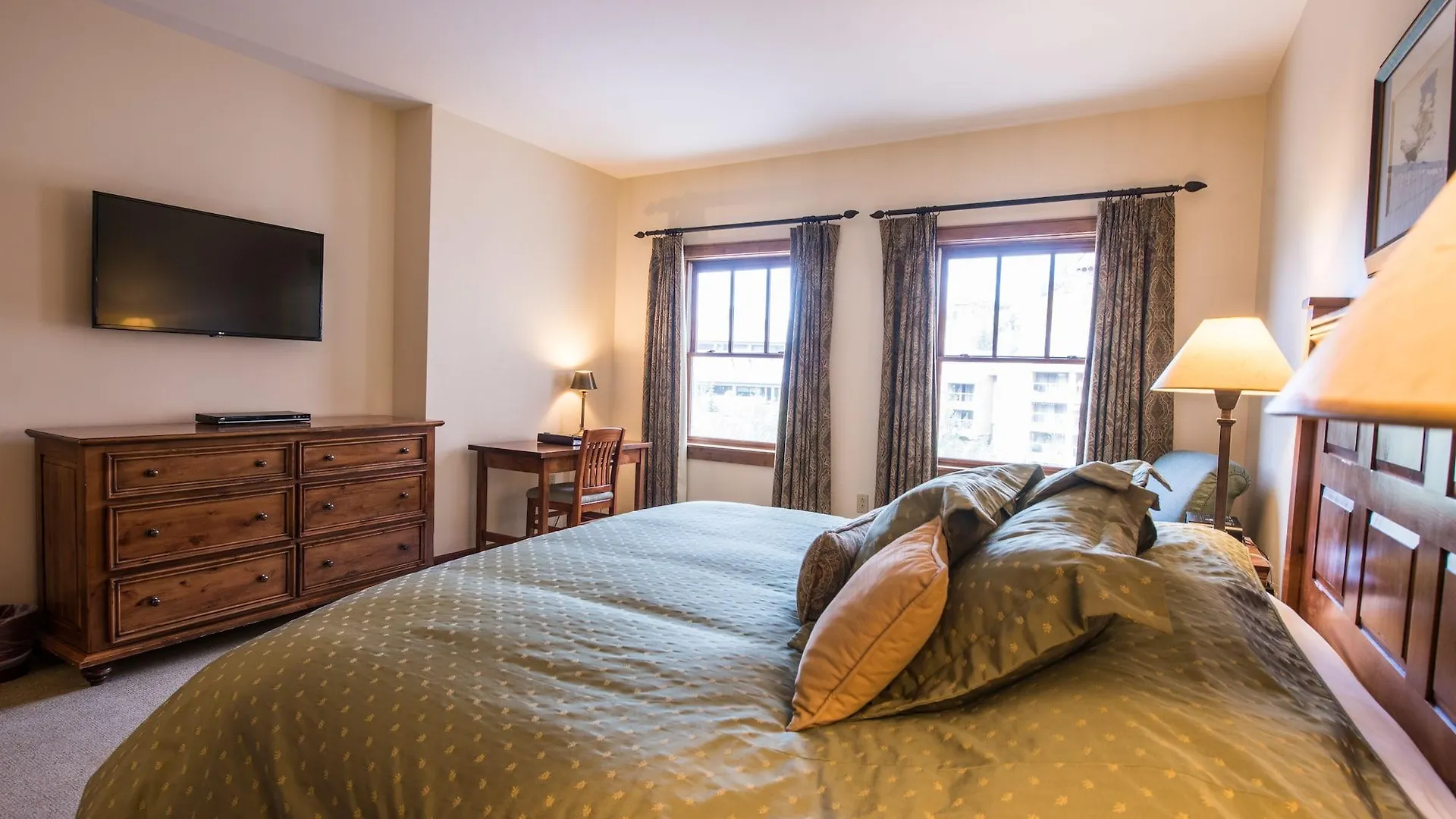 Resort The At Mountaineer Square 4*