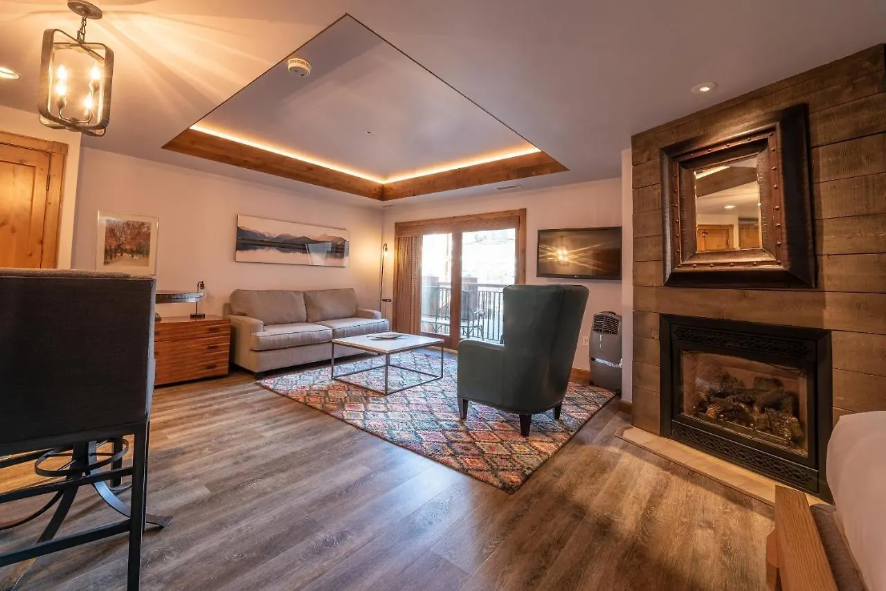 Apartment Efficiency Unit With Balcony Over Mountaineer Square