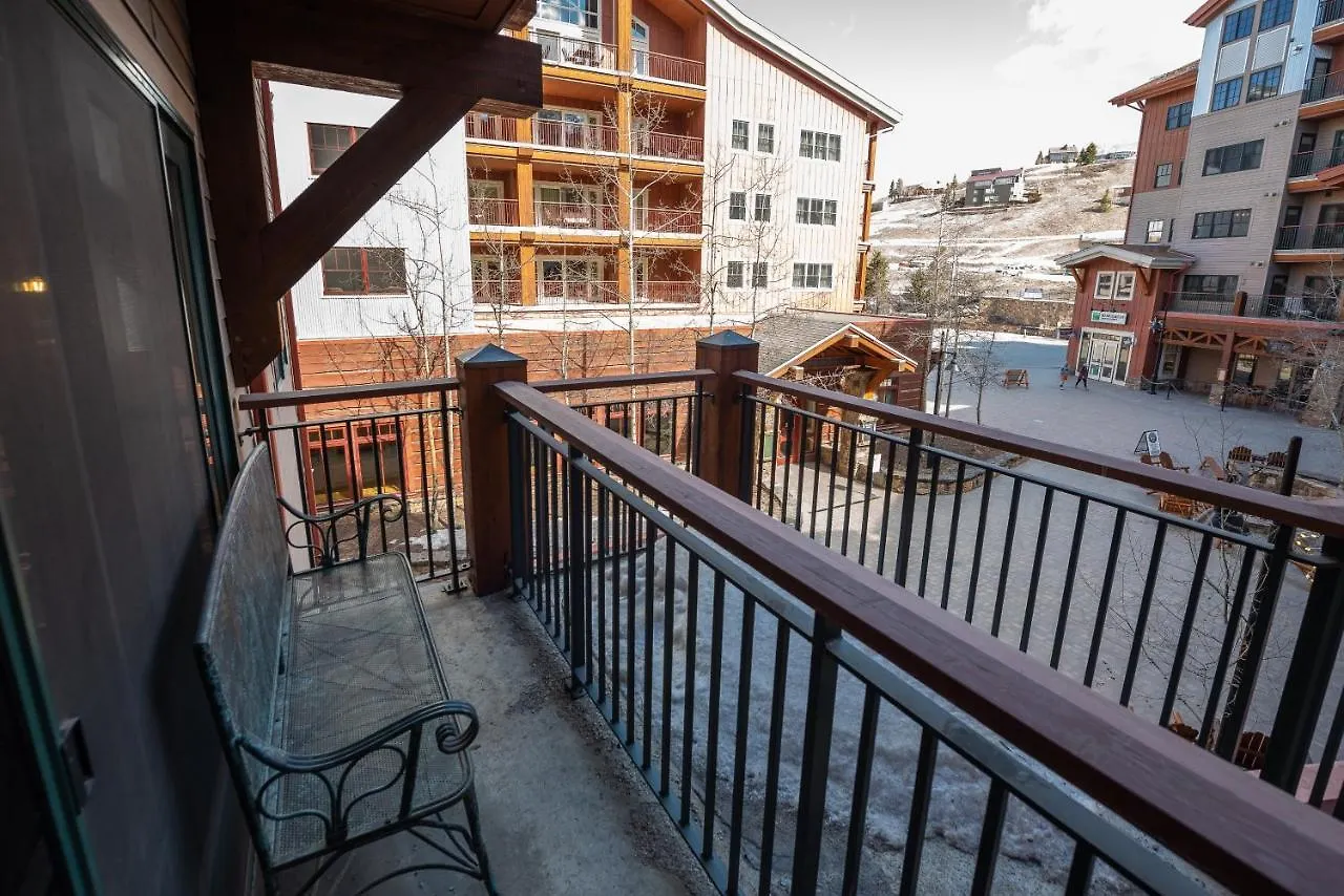Apartment Efficiency Unit With Balcony Over Mountaineer Square