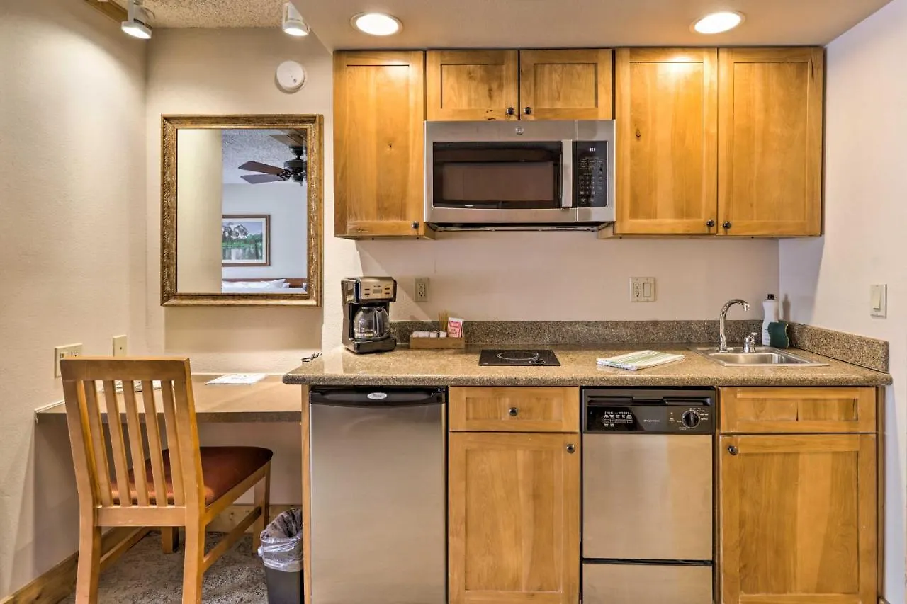 Apartment With Community Hot Tub And Pool! *