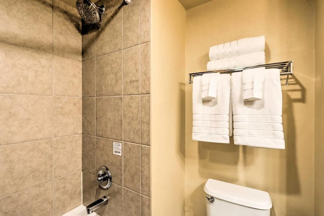 Apartment With Community Hot Tub And Pool!