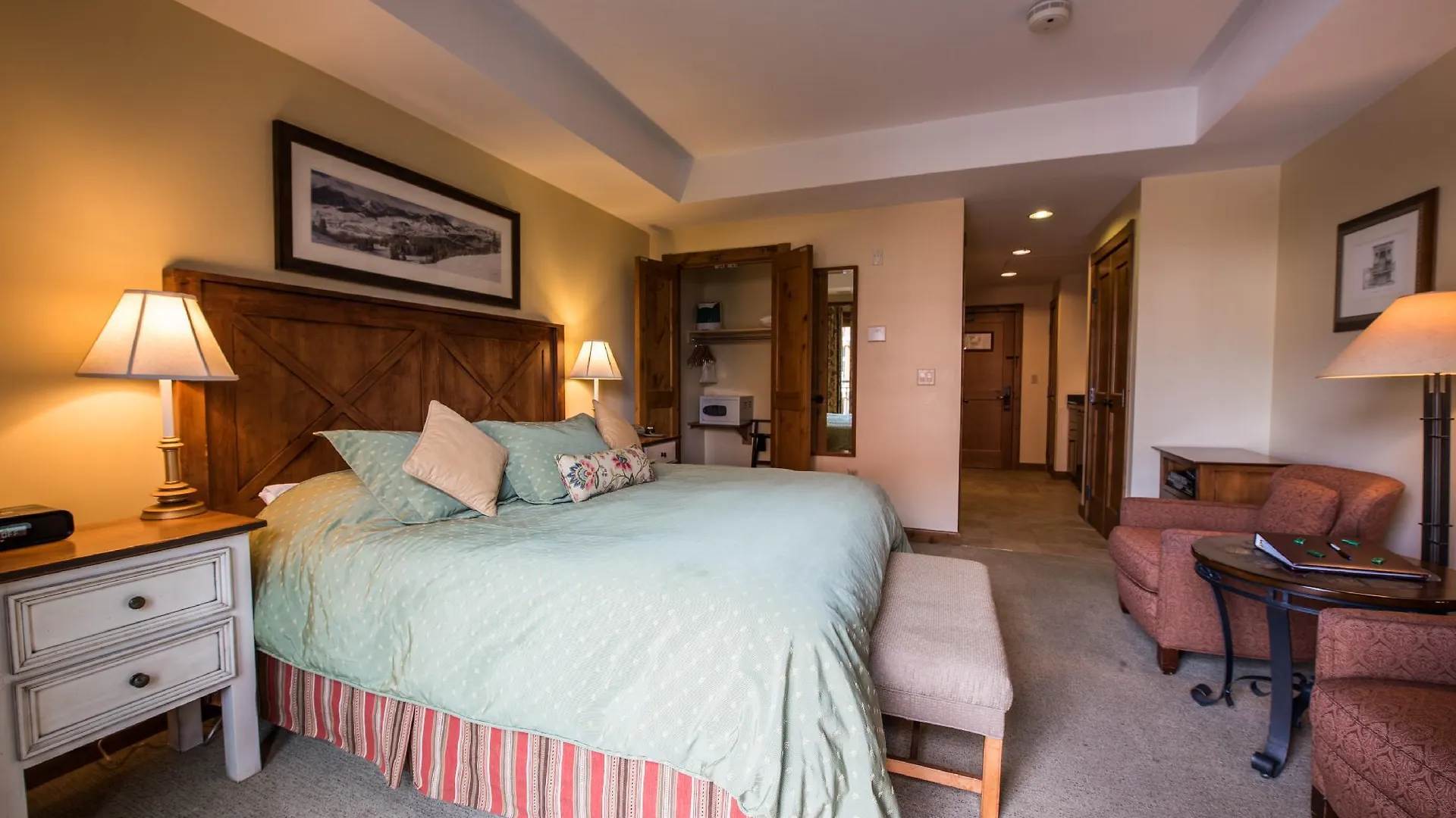 The At Mountaineer Square 4*