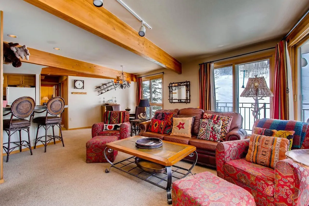 Ski-in Ski-out 2 Bedroom Condo- Sleeps 6 People *